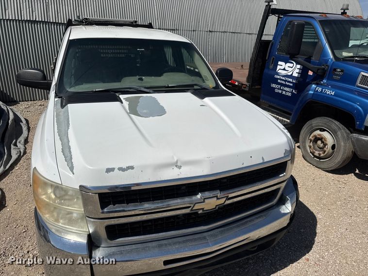 image for item ET1817 2007 Chevrolet Silverado 2500HD Crew Cab flatbed pickup truck