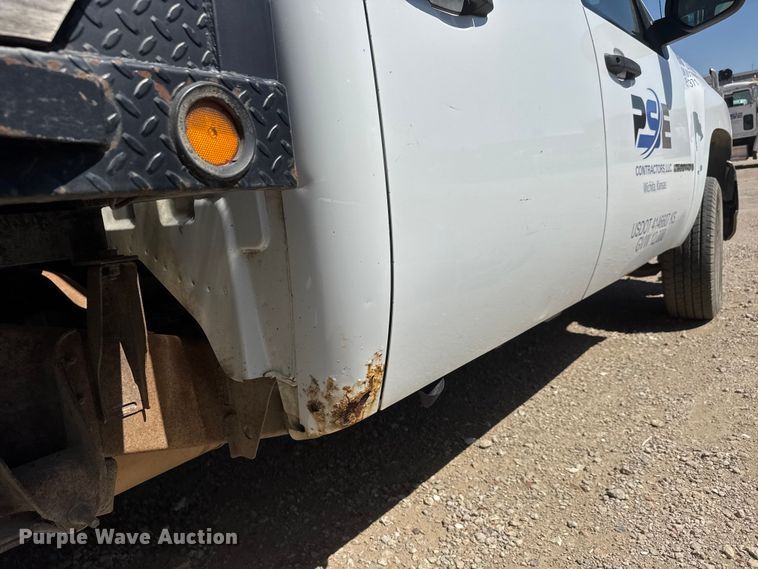 image for item ET1817 2007 Chevrolet Silverado 2500HD Crew Cab flatbed pickup truck