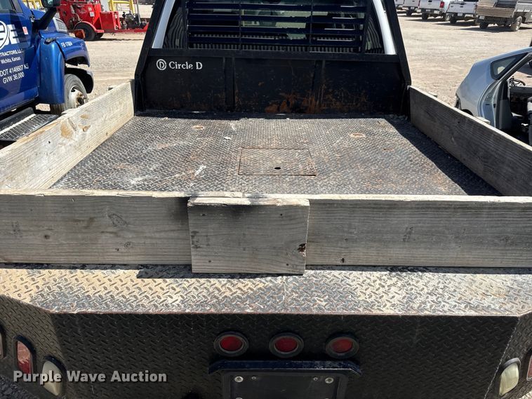 image for item ET1817 2007 Chevrolet Silverado 2500HD Crew Cab flatbed pickup truck