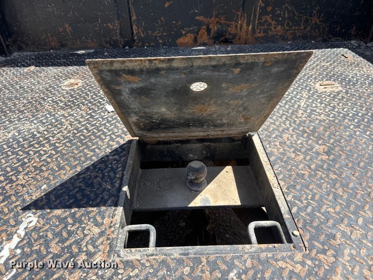 image for item ET1817 2007 Chevrolet Silverado 2500HD Crew Cab flatbed pickup truck