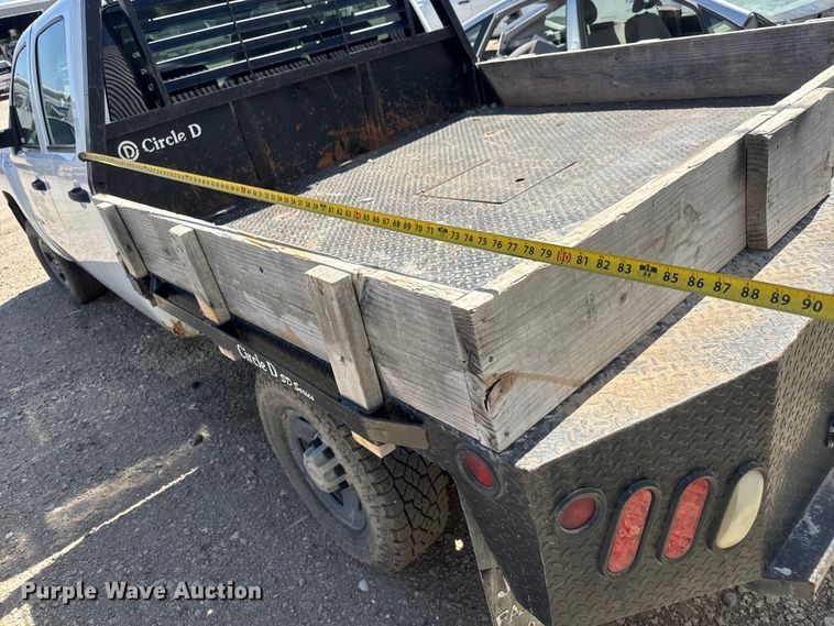 image for item ET1817 2007 Chevrolet Silverado 2500HD Crew Cab flatbed pickup truck