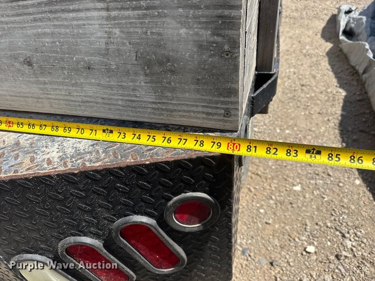 image for item ET1817 2007 Chevrolet Silverado 2500HD Crew Cab flatbed pickup truck