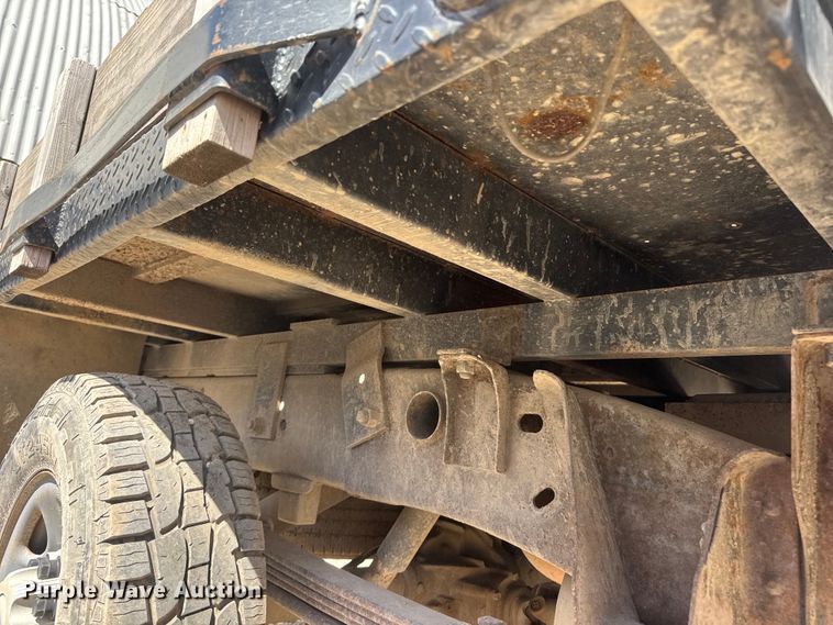 image for item ET1817 2007 Chevrolet Silverado 2500HD Crew Cab flatbed pickup truck