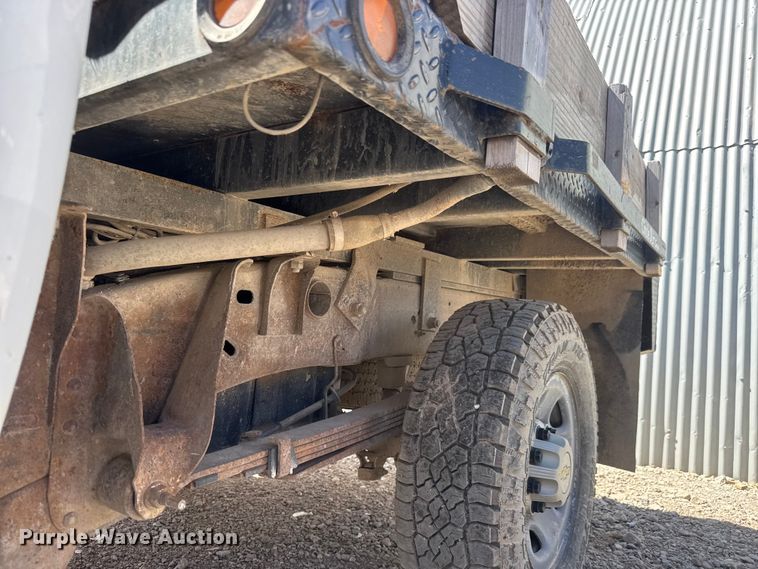 image for item ET1817 2007 Chevrolet Silverado 2500HD Crew Cab flatbed pickup truck