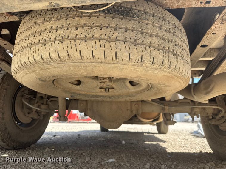 image for item ET1817 2007 Chevrolet Silverado 2500HD Crew Cab flatbed pickup truck