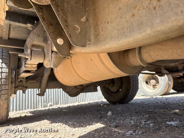 image for item ET1817 2007 Chevrolet Silverado 2500HD Crew Cab flatbed pickup truck