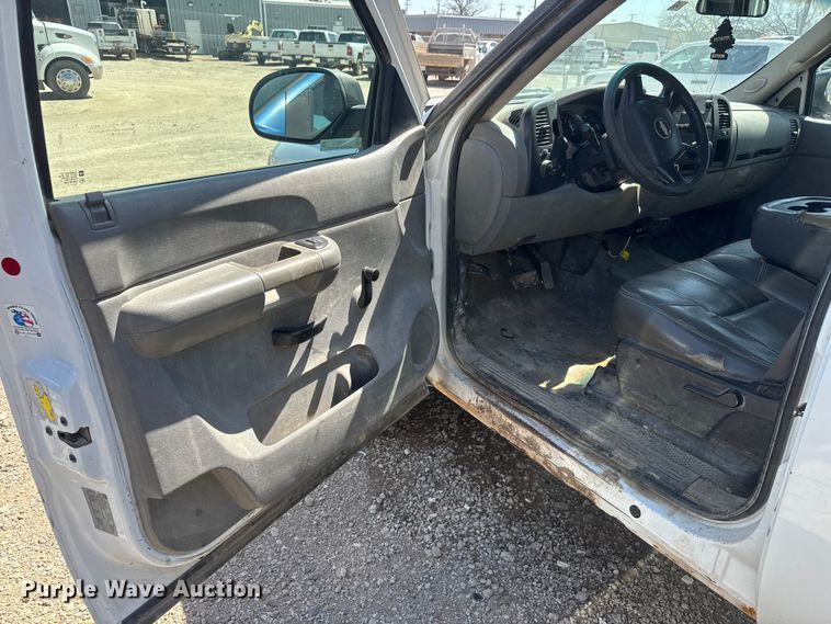 image for item ET1817 2007 Chevrolet Silverado 2500HD Crew Cab flatbed pickup truck