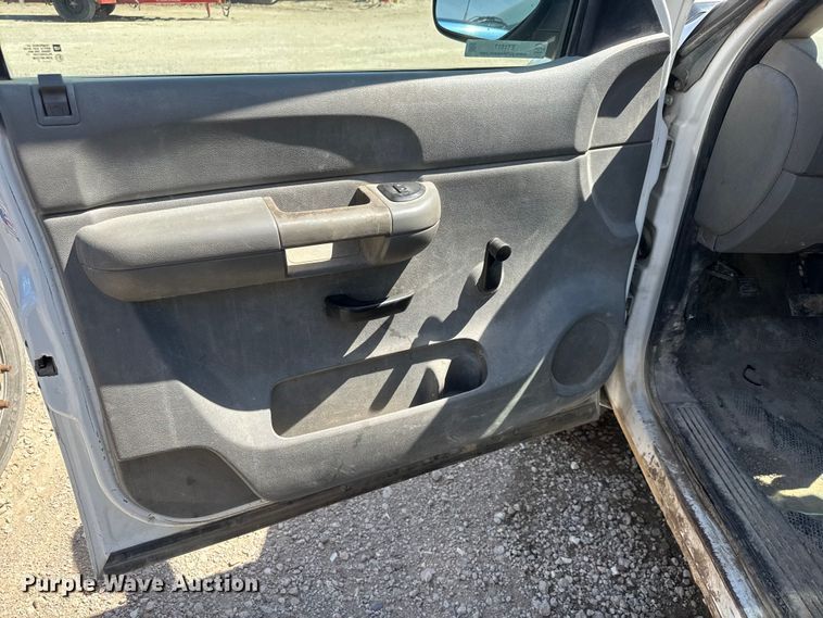 image for item ET1817 2007 Chevrolet Silverado 2500HD Crew Cab flatbed pickup truck