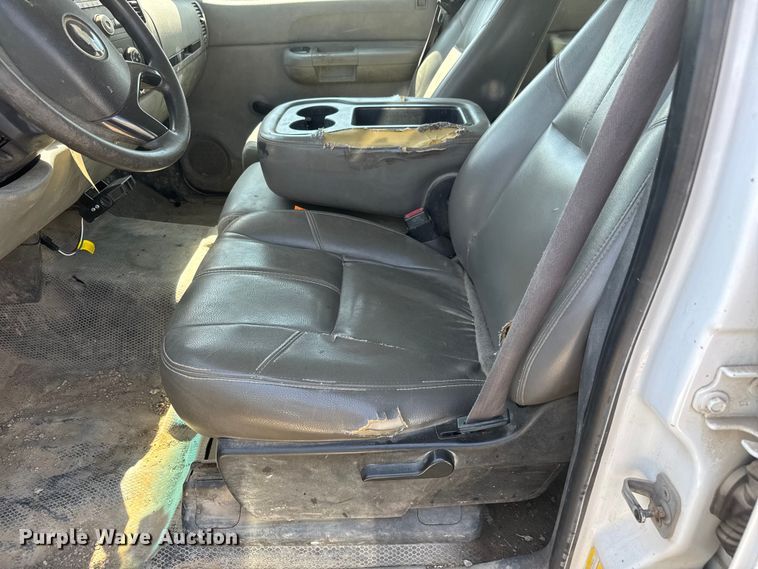 image for item ET1817 2007 Chevrolet Silverado 2500HD Crew Cab flatbed pickup truck