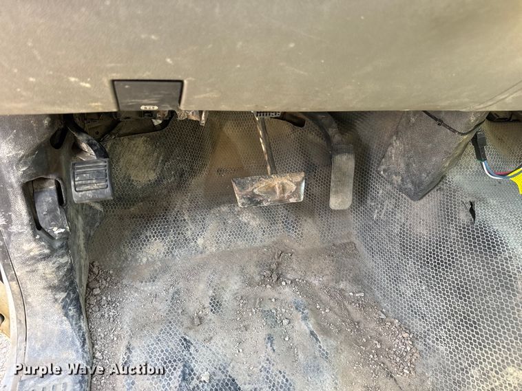 image for item ET1817 2007 Chevrolet Silverado 2500HD Crew Cab flatbed pickup truck