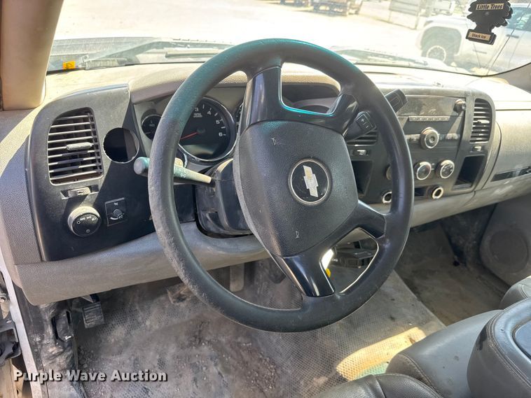 image for item ET1817 2007 Chevrolet Silverado 2500HD Crew Cab flatbed pickup truck