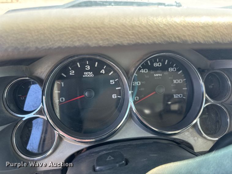 image for item ET1817 2007 Chevrolet Silverado 2500HD Crew Cab flatbed pickup truck