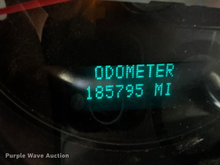 image for item ET1817 2007 Chevrolet Silverado 2500HD Crew Cab flatbed pickup truck