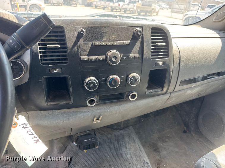 image for item ET1817 2007 Chevrolet Silverado 2500HD Crew Cab flatbed pickup truck