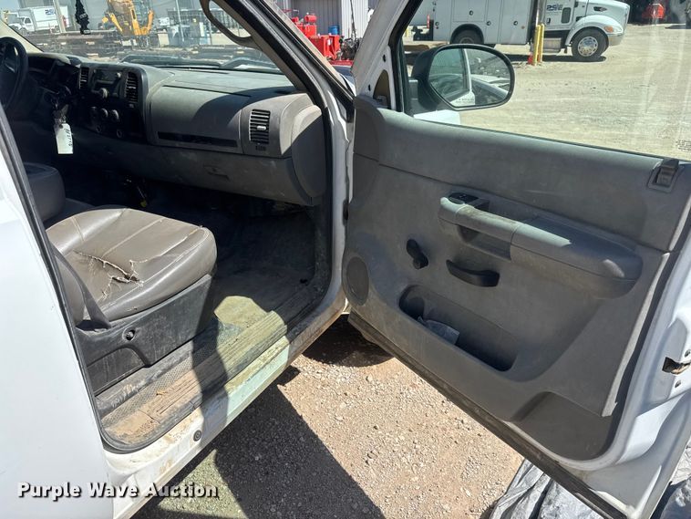 image for item ET1817 2007 Chevrolet Silverado 2500HD Crew Cab flatbed pickup truck