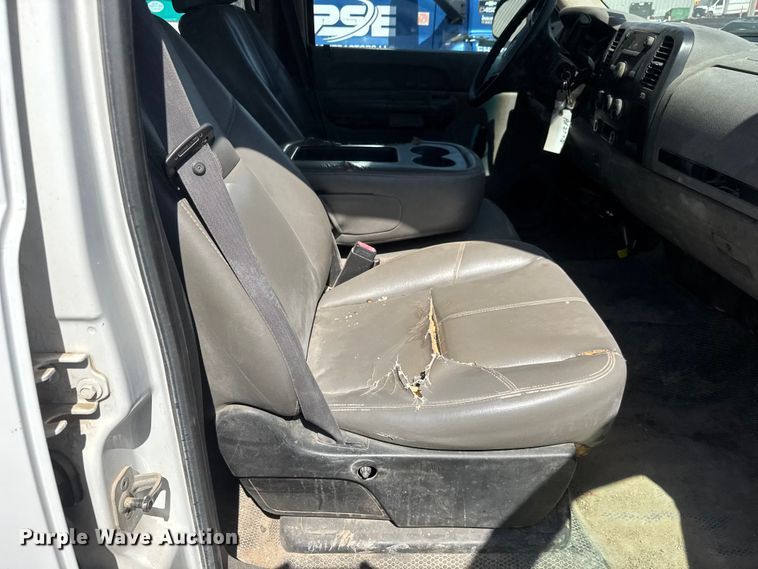 image for item ET1817 2007 Chevrolet Silverado 2500HD Crew Cab flatbed pickup truck