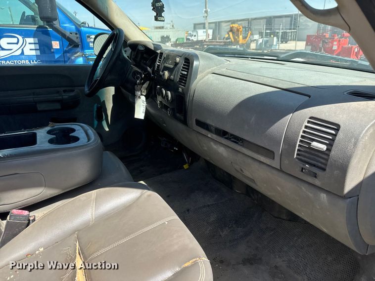 image for item ET1817 2007 Chevrolet Silverado 2500HD Crew Cab flatbed pickup truck