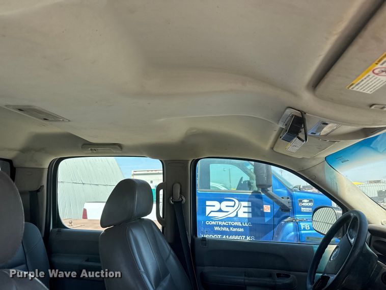 image for item ET1817 2007 Chevrolet Silverado 2500HD Crew Cab flatbed pickup truck