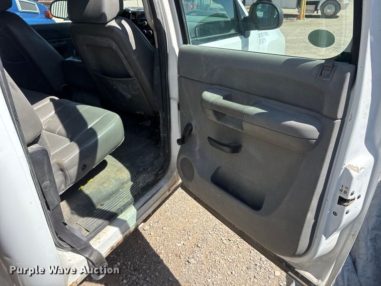 image for item ET1817 2007 Chevrolet Silverado 2500HD Crew Cab flatbed pickup truck