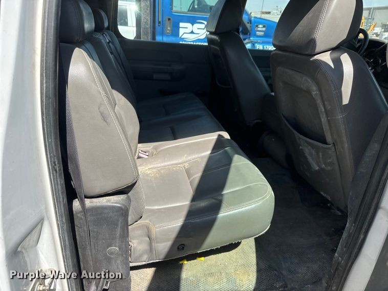 image for item ET1817 2007 Chevrolet Silverado 2500HD Crew Cab flatbed pickup truck