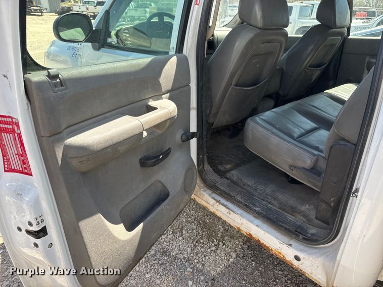 image for item ET1817 2007 Chevrolet Silverado 2500HD Crew Cab flatbed pickup truck