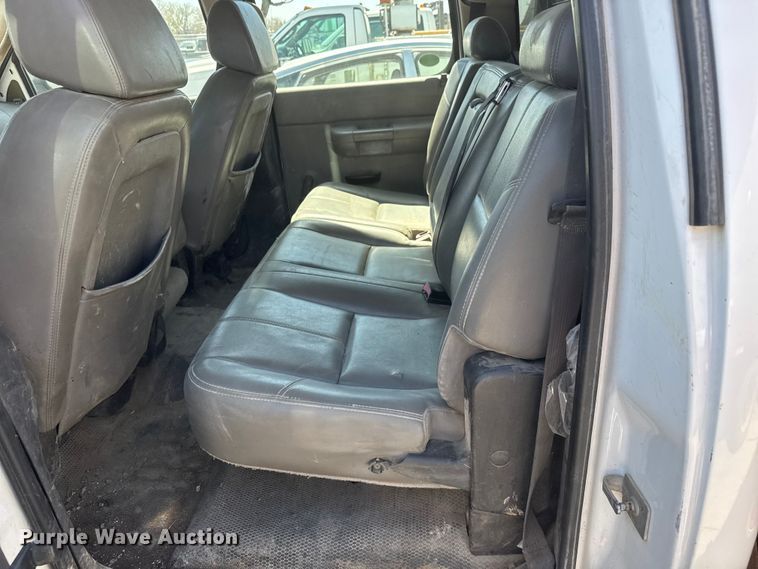 image for item ET1817 2007 Chevrolet Silverado 2500HD Crew Cab flatbed pickup truck