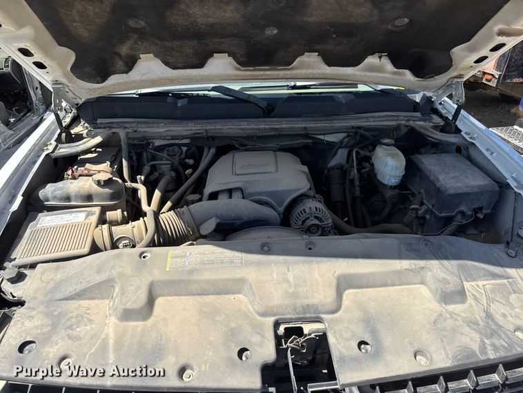 image for item ET1817 2007 Chevrolet Silverado 2500HD Crew Cab flatbed pickup truck