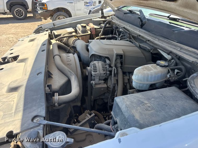 image for item ET1817 2007 Chevrolet Silverado 2500HD Crew Cab flatbed pickup truck