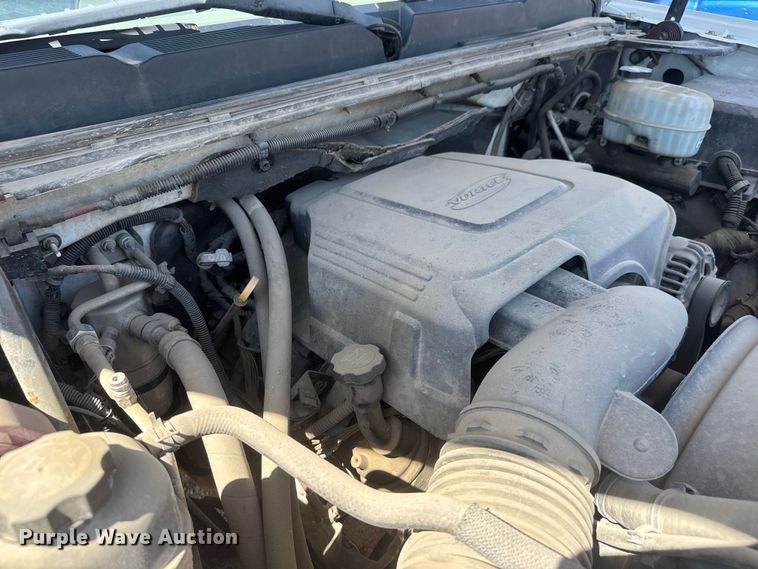 image for item ET1817 2007 Chevrolet Silverado 2500HD Crew Cab flatbed pickup truck