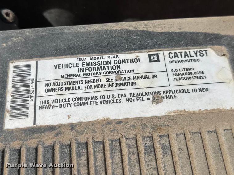 image for item ET1817 2007 Chevrolet Silverado 2500HD Crew Cab flatbed pickup truck