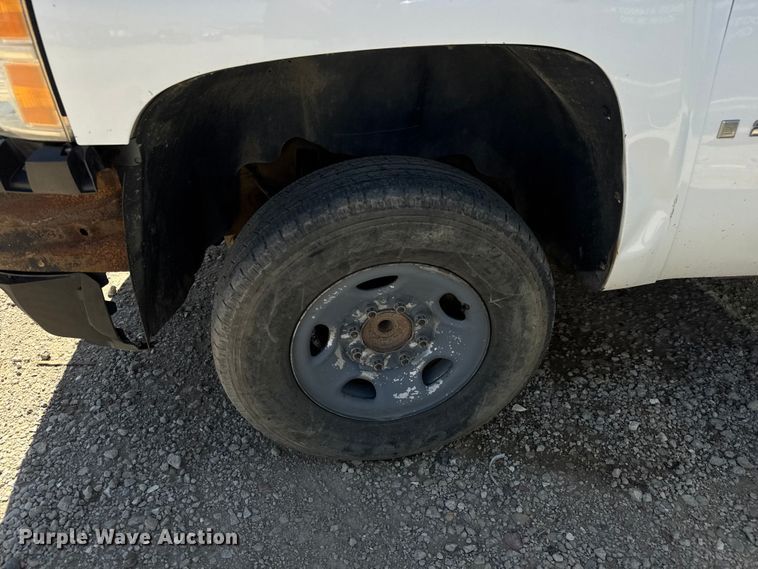 image for item ET1817 2007 Chevrolet Silverado 2500HD Crew Cab flatbed pickup truck