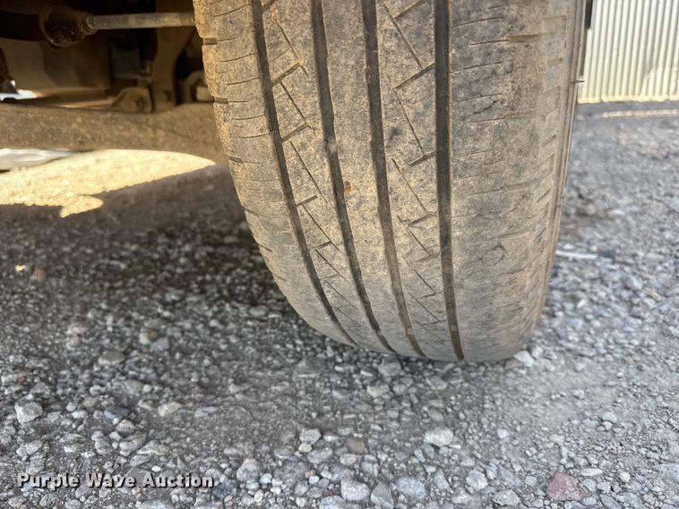 image for item ET1817 2007 Chevrolet Silverado 2500HD Crew Cab flatbed pickup truck