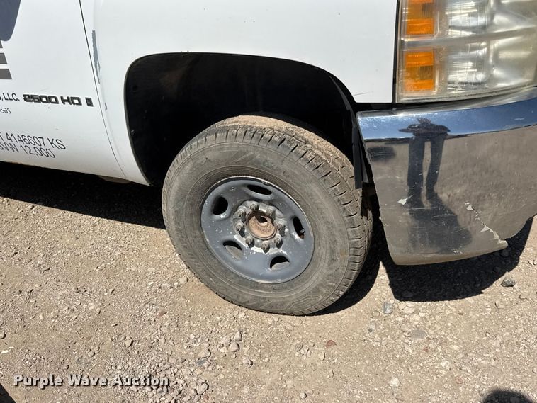 image for item ET1817 2007 Chevrolet Silverado 2500HD Crew Cab flatbed pickup truck