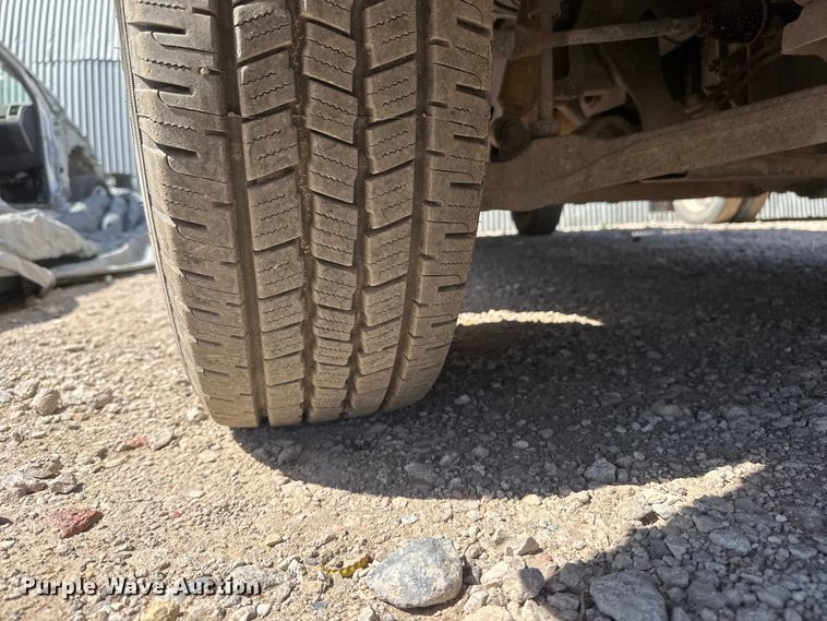 image for item ET1817 2007 Chevrolet Silverado 2500HD Crew Cab flatbed pickup truck