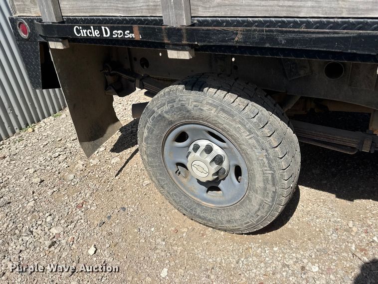 image for item ET1817 2007 Chevrolet Silverado 2500HD Crew Cab flatbed pickup truck