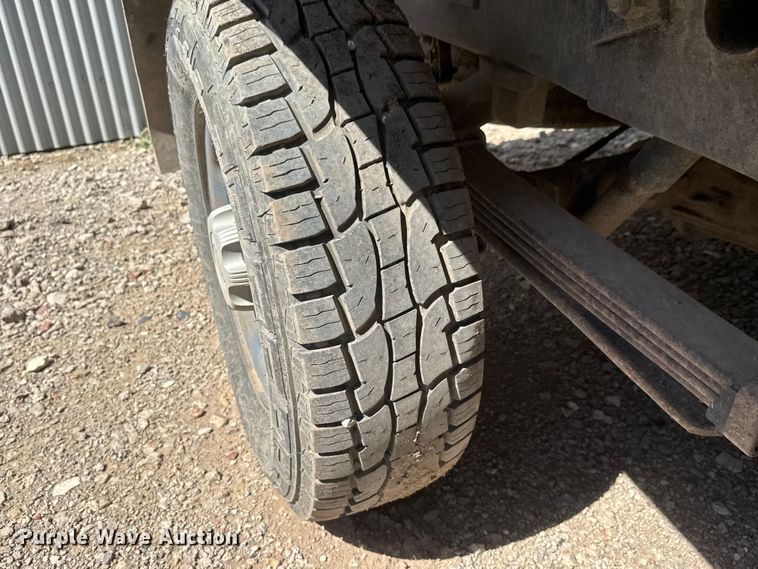 image for item ET1817 2007 Chevrolet Silverado 2500HD Crew Cab flatbed pickup truck