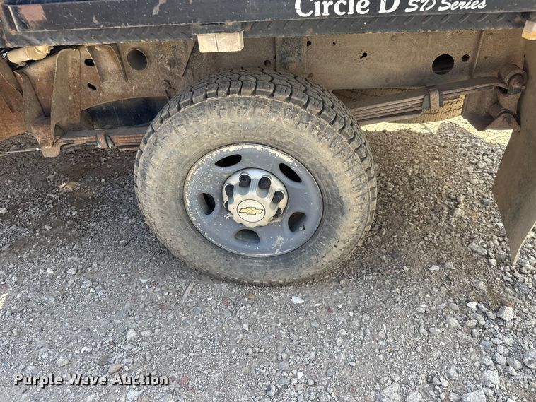 image for item ET1817 2007 Chevrolet Silverado 2500HD Crew Cab flatbed pickup truck