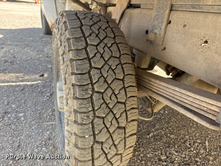 image for item ET1817 2007 Chevrolet Silverado 2500HD Crew Cab flatbed pickup truck