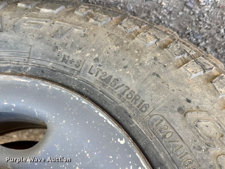 image for item ET1817 2007 Chevrolet Silverado 2500HD Crew Cab flatbed pickup truck