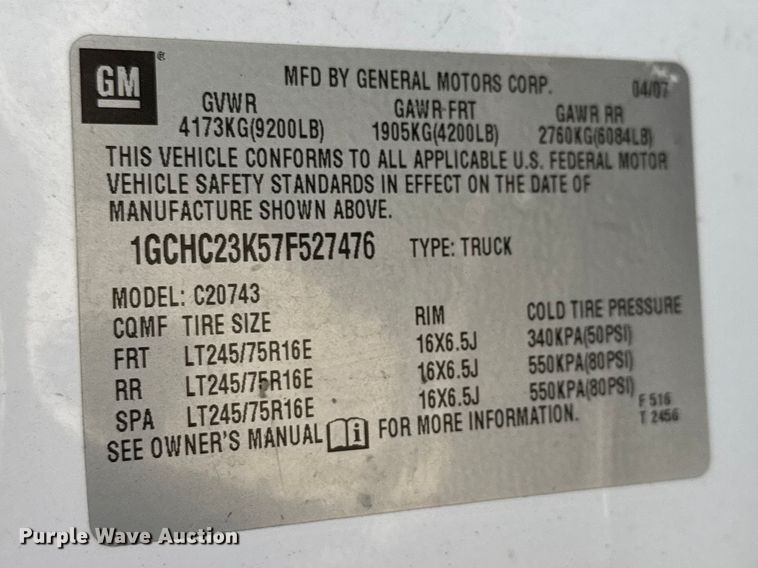 image for item ET1817 2007 Chevrolet Silverado 2500HD Crew Cab flatbed pickup truck