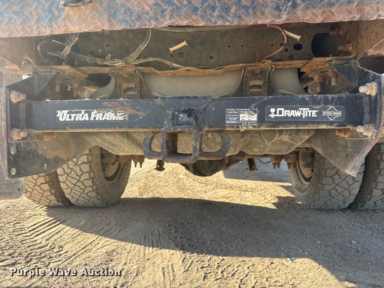 image for item ET1818 2012 Ford F350 Super Duty XL Ext. Cab flatbed pickup truck