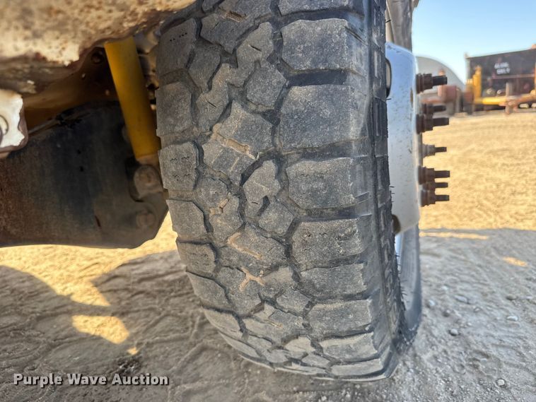 image for item ET1818 2012 Ford F350 Super Duty XL Ext. Cab flatbed pickup truck