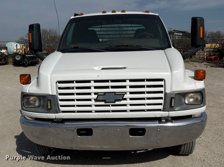 image for item ET1840 2005 Chevrolet C4500 flatbed truck