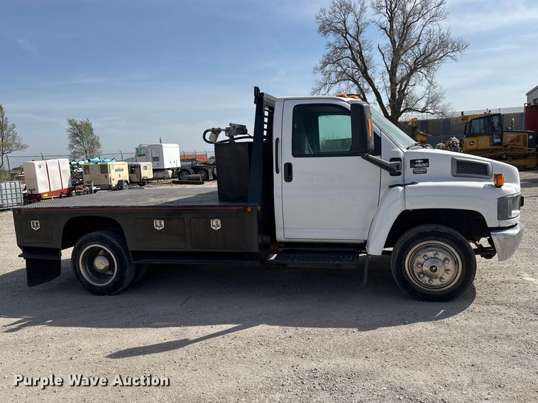 image for item ET1840 2005 Chevrolet C4500 flatbed truck