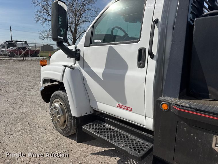 image for item ET1840 2005 Chevrolet C4500 flatbed truck