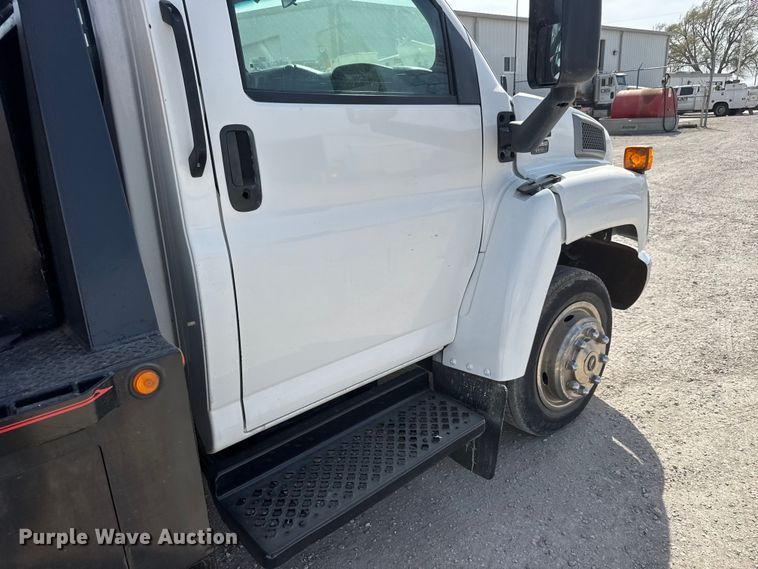 image for item ET1840 2005 Chevrolet C4500 flatbed truck