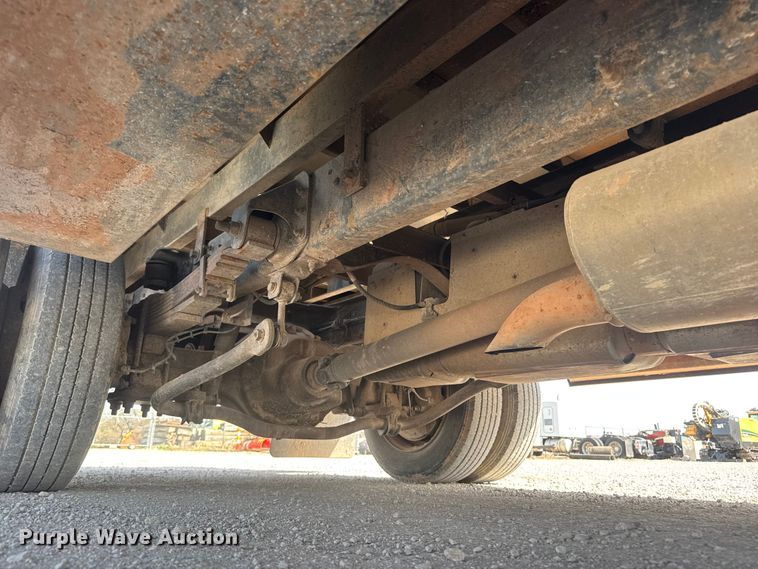 image for item ET1840 2005 Chevrolet C4500 flatbed truck