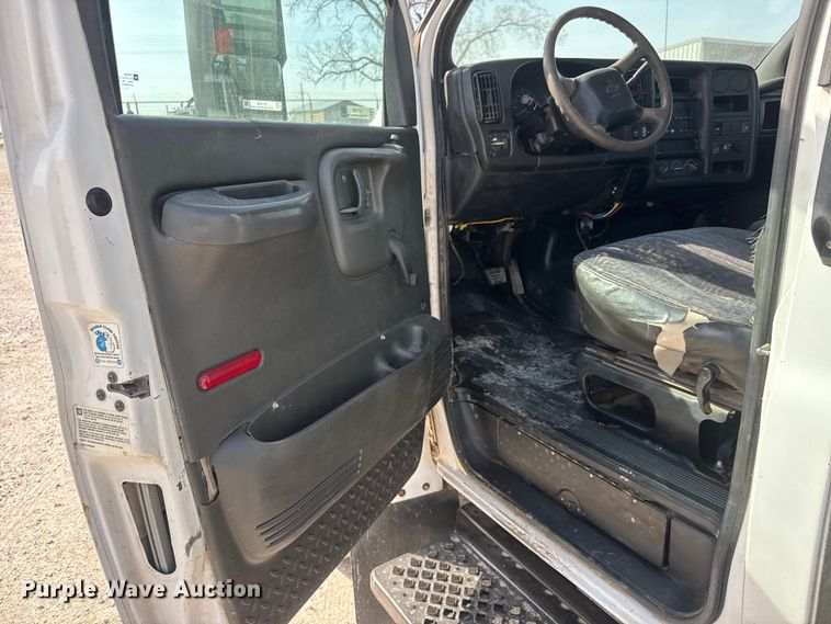 image for item ET1840 2005 Chevrolet C4500 flatbed truck