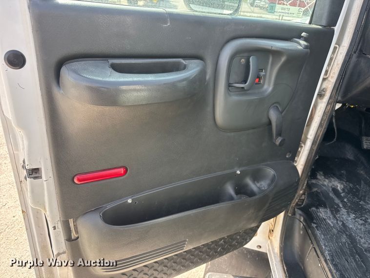 image for item ET1840 2005 Chevrolet C4500 flatbed truck