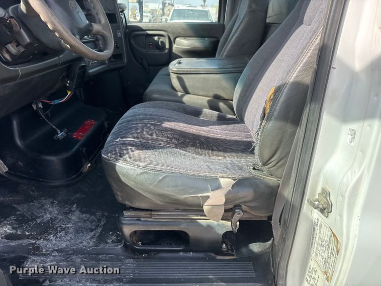 image for item ET1840 2005 Chevrolet C4500 flatbed truck